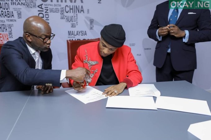 Wizkid signing the deal with United Bank for Africa (UBA)