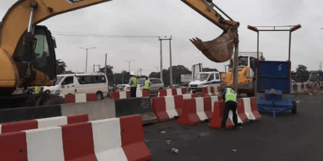 Barricade on Kara Bridge along Lagos-Ibadan Expressway