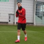 Bruno Fernandes trains with Manchester United players