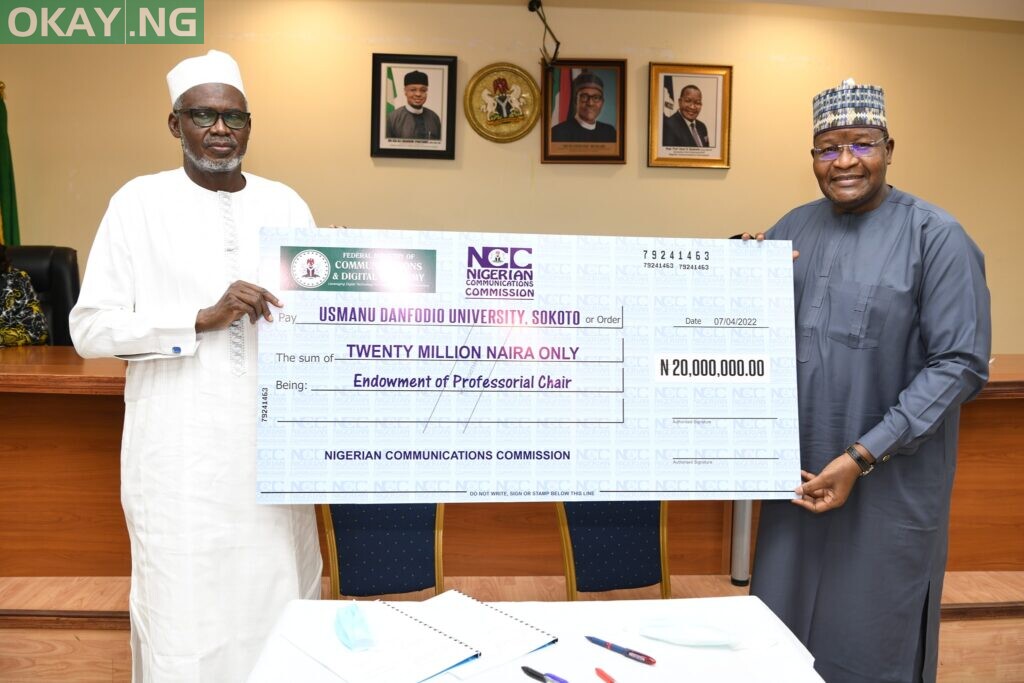 Prof Bilbis receiving a cheque from Prof Danbatta