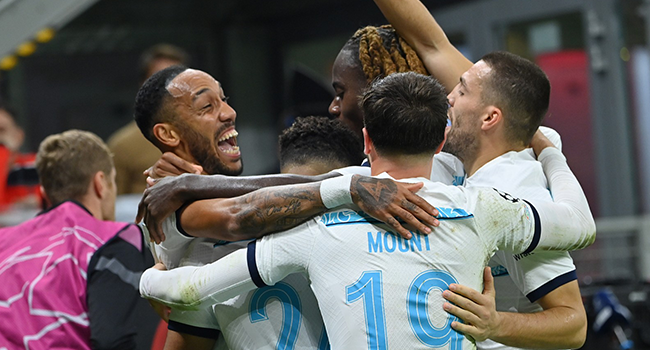 Chelsea’s Gabonese striker Pierre-Emerick Aubameyang (L) celebrates with his teammates after scoring his team’s second goal during the UEFA Champions League group E, football match between AC Milan and Chelsea, at the San Siro stadium, in Milan, on October 11, 2022. (Photo by Alberto PIZZOLI / AFP)